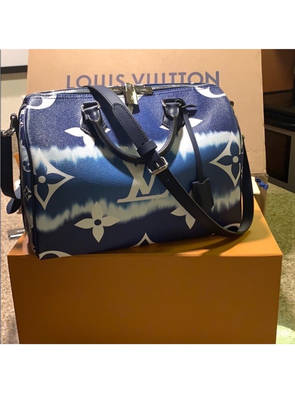 Limited Edition Rare LV
Escale Speedy Bandoulière 30 in Blue